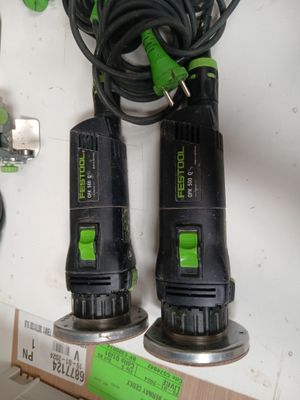 deux outils électriques sur une étagère dans un magasin