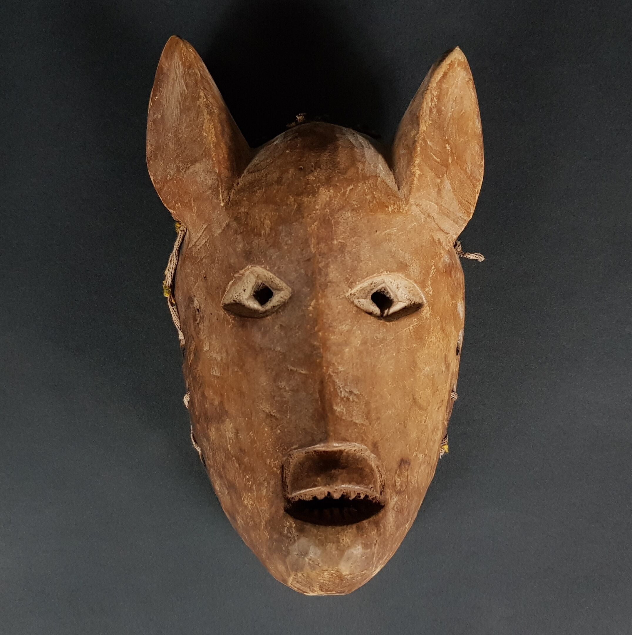 Masque Makondé ou Makua, Mozambique Bois, fibres végétales Les masques zoomorphes Makondé sont peu courants. Bois lég...