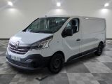 la camionnette blanche est garée sur le sol en damier d'une pièce