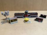 plein de petits jouets posés sur une table