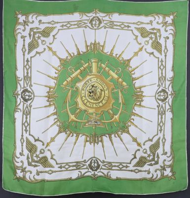 une écharpe verte et blanche ornée d'un emblème doré