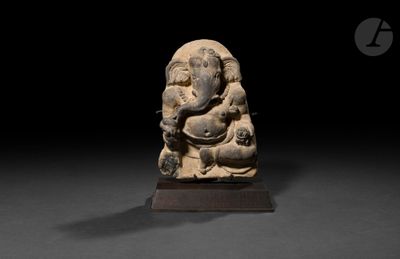 statue représentant un éléphant assis tenant un bébé, posée sur un socle en bois