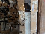 un tas de cartons et d'autres objets par terre