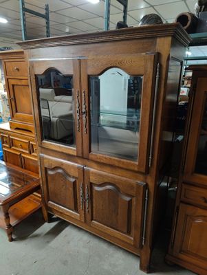 Vitrine en chêne ouvrant par quatre vantaux dont deux vitrée…