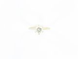 gros plan d'une bague en diamant sur une surface blanche
