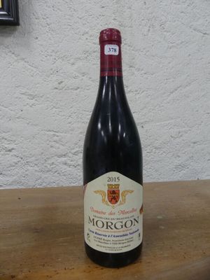 une bouteille de vin posée sur une table