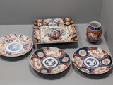 quatre assiettes et un vase posés sur une table