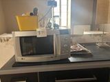 un micro-ondes posé sur un comptoir dans une cuisine