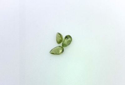 PRASIOLITES , trois pierres vertes tailles gouttes.