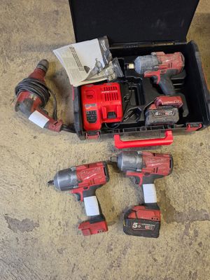 une boîte d'outils posée sur le sol