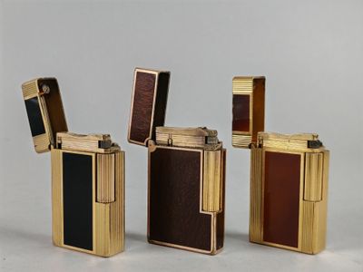 Quatre types différents de briquets sont alignés sur une surface blanche