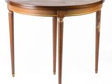 une table en bois avec un plateau incurvé et deux pieds