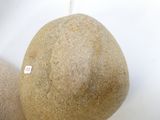 deux gros rochers posés l'un à côté de l'autre sur une surface blanche