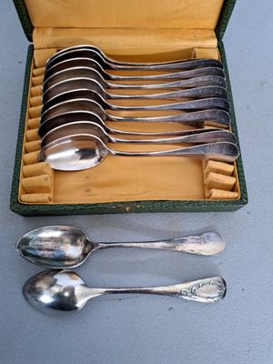plusieurs cuillères et cuillères à soupe dans un étui posé sur une table