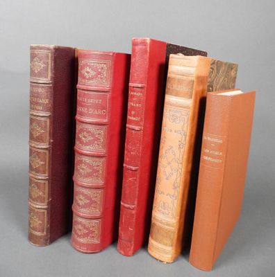 plusieurs livres sont alignés sur une surface grise