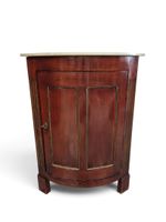 Encoignure de style Louis XVI ouvrant par un vantail et surm…