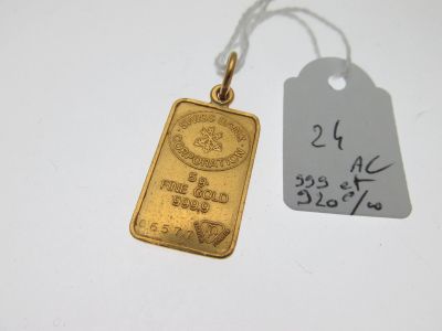 un lingot d'or auquel est attachée une étiquette indiquant son prix