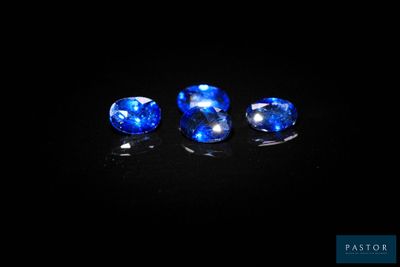 trois saphirs bleus sur fond noir