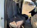 un siège à l'arrière d'une camionnette, recouvert d'une housse
