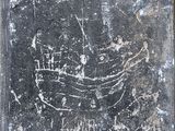 une photo d'un rocher sur lequel figure un dessin