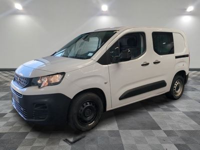 la camionnette blanche est garée sur un sol carrelé en damier