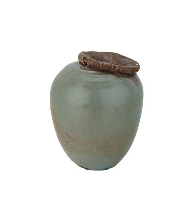 un vase vert avec un couvercle marron sur fond blanc
