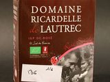 une boîte sur laquelle est apposée une étiquette portant l'inscription « Domaine Ricardile Lautrec »