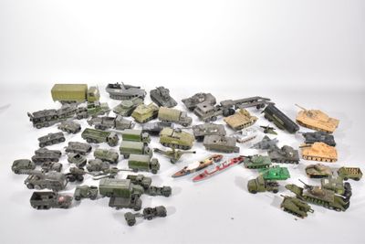 de nombreux véhicules militaires miniatures posés sur une surface blanche
