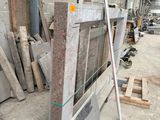 de nombreux morceaux de granit éparpillés sur le sol d'un entrepôt