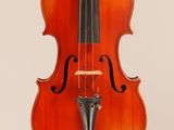 un vieux violon dont l'archet pend au niveau du manche