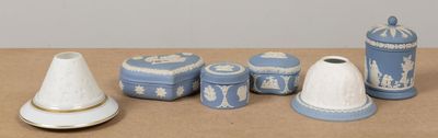 plusieurs pièces de poterie bleue et blanche posées sur une table