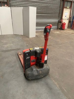 une machine rouge posée sur une palette