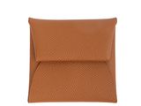 un sac enveloppe en cuir orange muni d'une fermeture à glissière, sur fond blanc