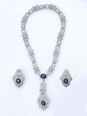 une photo d'un ensemble composé d'un collier et de boucles d'oreilles sertis de saphirs
