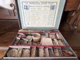 une boîte remplie d'objets posée sur une table