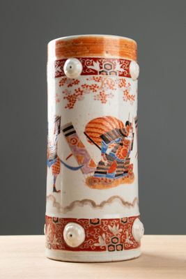 KUTANI, Japon. Vase rouleau en porcelaine émaillée à décor d…