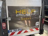un camion qui est garé à l'intérieur d'un bâtiment
