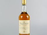 une bouteille de whisky posée sur une surface blanche
