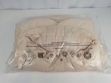 un sac en plastique contenant un t-shirt, posé sur une table
