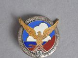 un gros plan d'un insigne orné d'un aigle