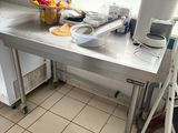 une cuisine équipée d'un évier, d'une cuisinière, d'un micro-ondes et d'une échelle