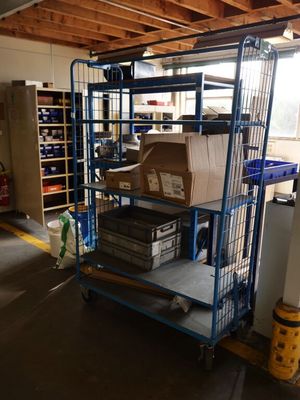 1 Ensemble DE 5 Bureaux D'Ateliers, 2 Racks Mobile, Meubles …