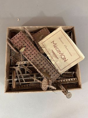 une boîte contenant un certain nombre d'objets