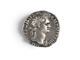 gros plan d'une pièce de monnaie sur laquelle figure un visage de femme