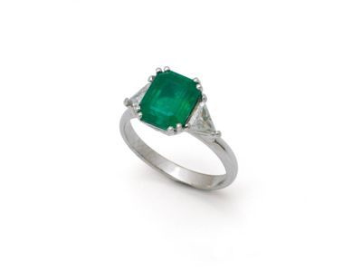 une bague en émeraude et diamant