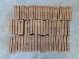 une pile de livres posée sur un sol en béton