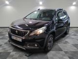 la voiture noire est garée dans le garage sur le sol en damier