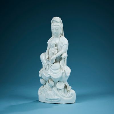 CHINE. Statuette de Guanyin en porcelaine émaillée blanc de …