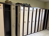 plusieurs casiers sont alignés dans une pièce
