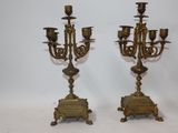 paire de candélabres anciens en laiton avec bougeoirs sur pied